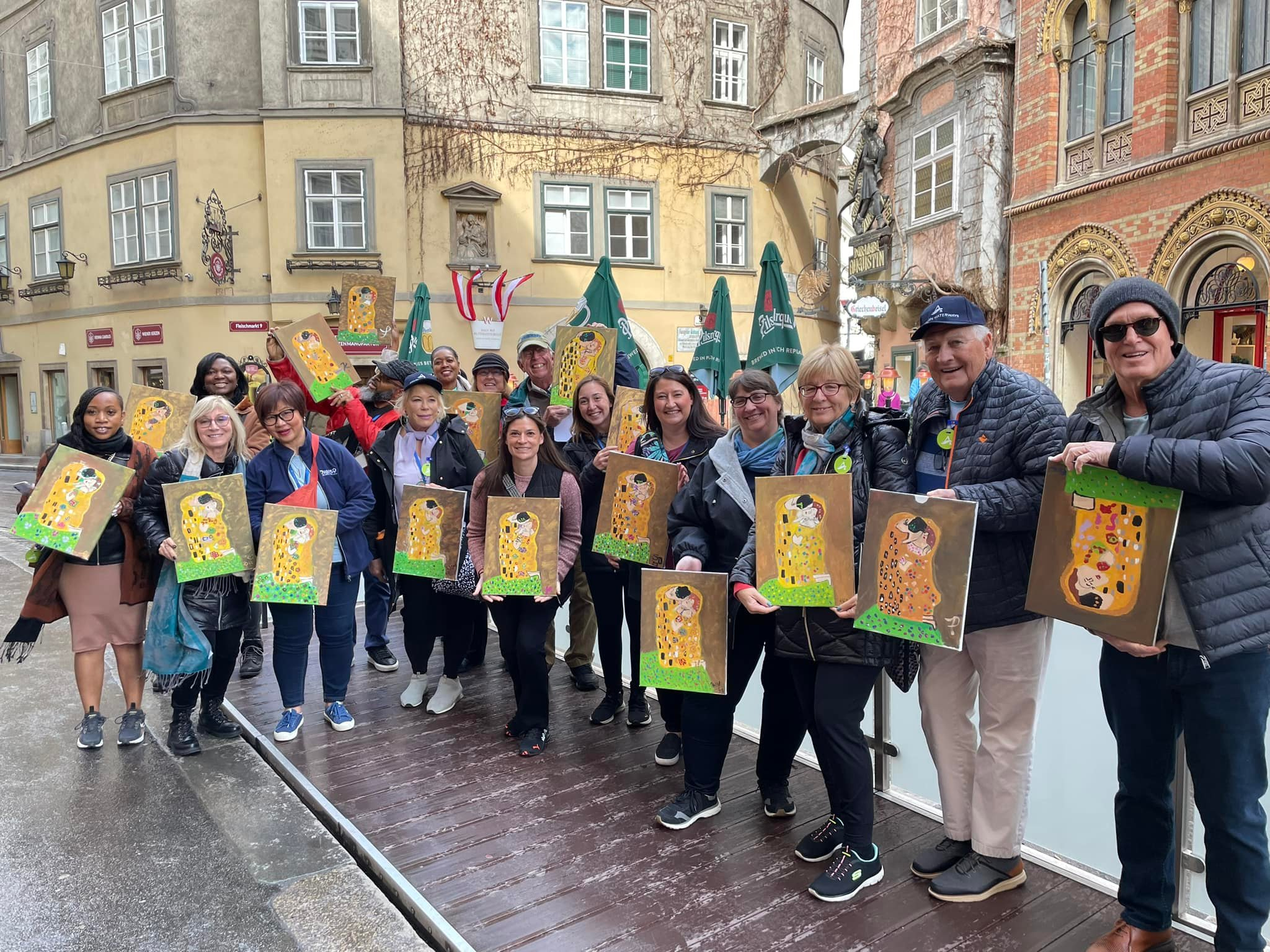 Private painting class in Vienna on a river cruise